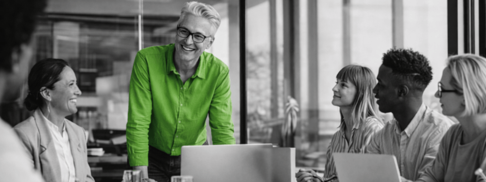 SEO trainer explaining how optimization works to a marketing team